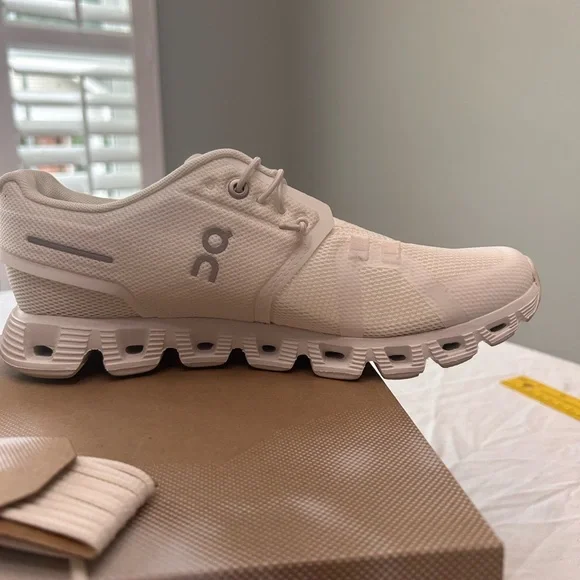 On Running Cloud 5 All White 59.98902 Running Shoes Women size 7 - Picture 4 of 13